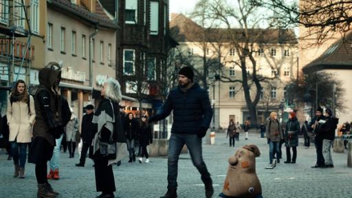 Sascha (Simon Böer) und Beutolomäus suchen die Stadt nach den sechs Kristallen ab, die zusammen das Herz der Weihnacht ergeben.