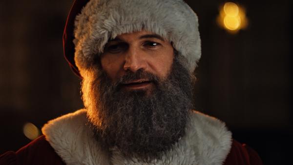 Sascha (Simon Böer) ist der neue Weihnachtsmann. | Rechte: KiKA/WunderWerk