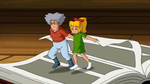 Oma Grete (links) und Bibi (rechts) sind kleingehext und versuchen mit aller Kraft im großen Hexbuch zu blättern, indem sie zusammen an einer Seite ziehen.
