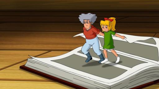 Oma Grete (links) und Bibi (rechts) sind kleingehext und versuchen mit aller Kraft im großen Hexbuch zu blättern, indem sie zusammen an einer Seite ziehen.
