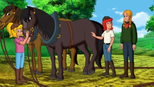 Bibi und Tina stehen mit ihren Pferden neben Linda.