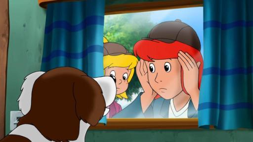 Bibi und Tina schauen durch das Fenster eines Wohnwagens hindurch in das Innere. Innen sitzt ein Hund mit braun-weißem Fell vor dem Fenster und schaut sie an.