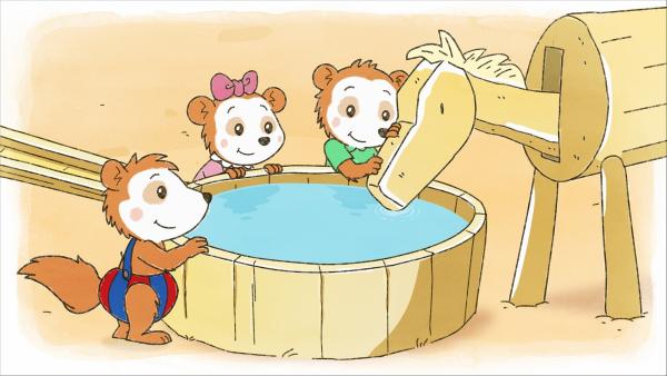 Auf dem Wasserspielplatz haben Bobo, Hedi und Luis fleißig Wasser gepumpt. Ob das Holzpferd durstig ist? | Rechte: WDR/JEP ANIMATION