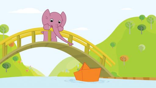 Der Elefant Tutu steht in der Mitte einer Brücke über einem Flusss. Er schaut auf ein orangefarbenes Papierschiffchen, das auf dem Wasser treibt.