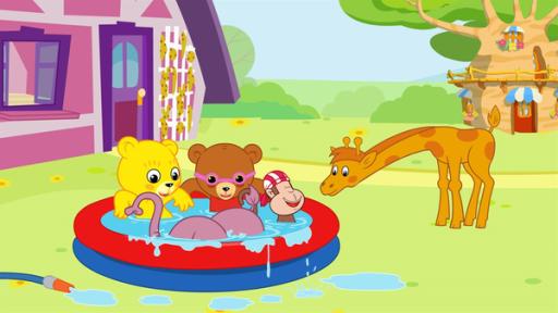 Rechte: KiKA/Studio 88 Bummi, Binchen, YamYam und Tutu sitzen in einem Planschbecken vor dem Haus. Tutu ist mit seinem Kopf im Wasser untergetaucht und Malia steht rechts neben dem Planschbecken und beobachtet die Freunde.