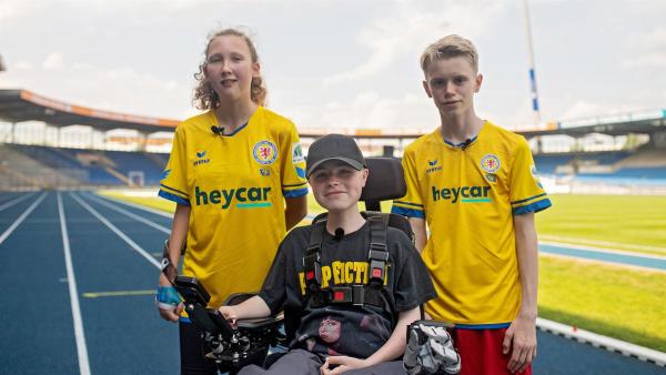 Kathi (14) und Joshua (13) sind große Fußball-Fans. Carl Josef (16) überrascht beide mit einem Stadionbesuch. | Rechte: rbb/Nordisch Filmproduction/Saskia Stoichev
