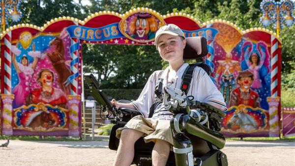 Diesmal wird es bunt! Im Circus Quaiser erwartet Carl Josef (16) eine bunte Show. | Rechte: rbb/Nordisch Filmproduction/Saskia Stoichev