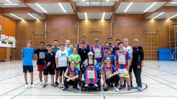 Mit seinem neuen Mannschaftstrikot ist Carl Josef (16) immer wieder gern beim Handball-Team von Lennart (18) gesehen! | Rechte: rbb/ARD/Nordisch Filmproduction/Saskia Stoichev
