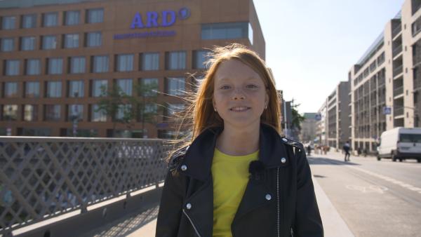 Celia besucht das ARD-Hauptstadtstudio und erfährt dort, wie Politik in die Medien kommt. | Rechte: rbb/Nordisch tv/Oliver Wolf