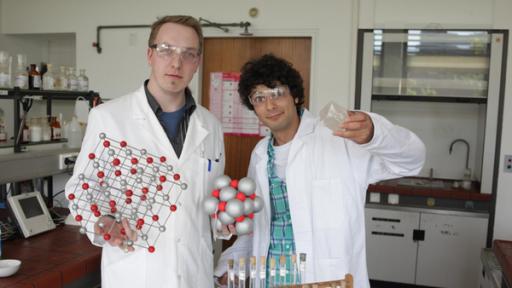 Checker Can | Rechte: BR | Megaherz GmbH | Florian Hofpner Der Salz-Check | Checker Can und Florian Scheffler beim Experimentieren mit Salz