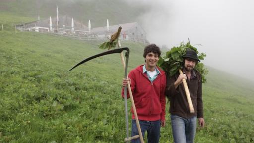 Checker Can | Rechte: BR / megaherz GmbH / HF Hopfner Der Alm-Check / Can mit Senn Florian beim Sensen