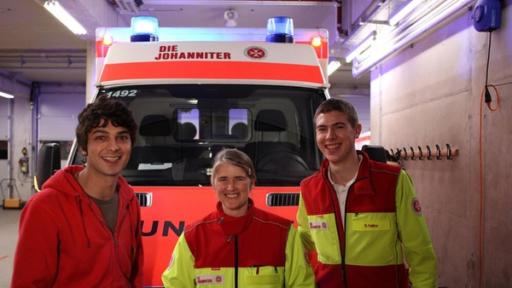 Checker Can | Rechte: BR/megaherz gmbh/Hans-Florian Hopfner Der Blaulicht-Check / Checker Can mit den Rettungsfahrern Andrea und Sandro von den Johannitern.