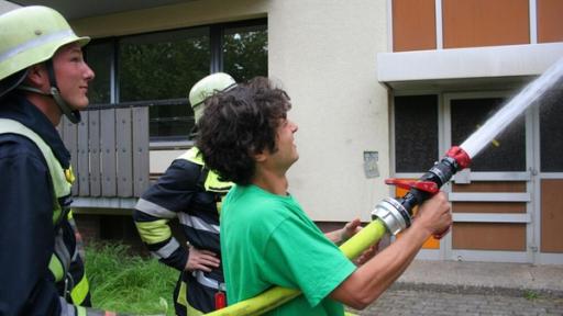 Checker Can | Rechte: BR/megaherz gmbh/Hans-Florian Hopfner Der Feuerwehr-Check / Checker Can auf einer Großübung der Berufsfeuerwehr München in Wildflecken.