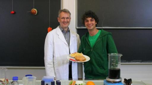 Checker Can | Rechte: BR/megaherz gmbh/Florian Lengert Der Fritten-Burger-Cola-Check / Can (rechts) mit Ernährungsexperten Vladimir Ilberg.