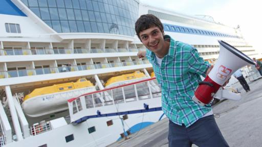 Der Ozeanriesen-Check | Can im Hamburger Hafen vor dem Kreuzfahrtschiff "AIDAblu"