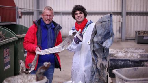 Checker Can | Rechte: BR/megaherz gmbh/Hans-Florian Hopfner Der Recycling-Check / Can (rechts) mit Professor Doktor Stefan Gaeth.