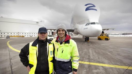 Checker Can | Rechte: BR/megaherz gmbh/Hans-Florian Hopfner Der Transport-Check / Checker Can (rechts) vor einer Beluga mit Lademeister Stefan Fink.