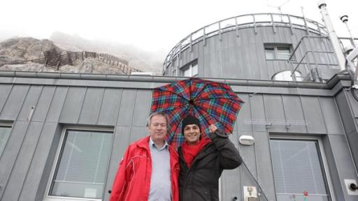 Checker Can | Rechte: BR/megaherz gmbh/Hans-Florian Hopfner Der Wetter-Check / Can (rechts) mit Prof. Stefan Emeis vor der Wetterstation auf der Zugspitze