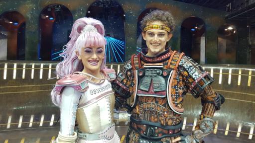 Der Rollschuh-Check / Julian mit Musicaldarstellerin Carla Pull enauf der Starlight-Express-Bühne.