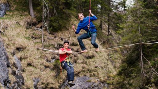 Checker Julian | Rechte: BR | megaherz gmbh | Hans-Florian Hopfner Der Balance-Check | Checker Julian (rechts) mit Slackline-Weltmeister Friedi auf einer Line in luftiger Höhe.