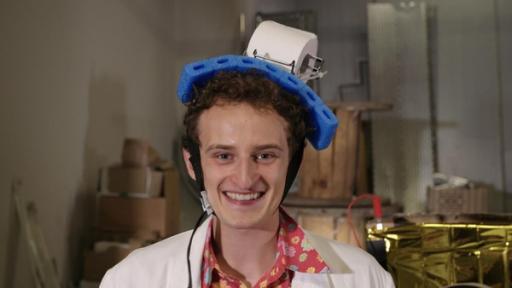 Checker Julian | Rechte: BR/megaherz gmbh/Hans-Florian Hopfner Checker Julian mit einer seiner Lieblings-Erfindungen: der mobilen Klorolle.