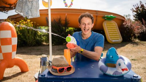 Der Sommer-Check | Abkühlung gefällig? Beim Sommer-Check kommt Julian ganz schön ins Schwitzen.