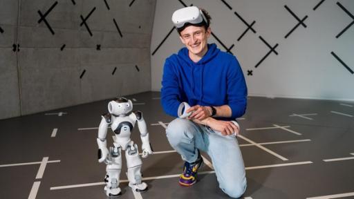 Checker Julian | Rechte: BR | megaherz gmbh | Hans-Florian Hopfner Der Fortbewegung-der-Zukunft-Check | Checker Julian mit Roboter NAO im Zukunftsmuseum Nürnberg.
