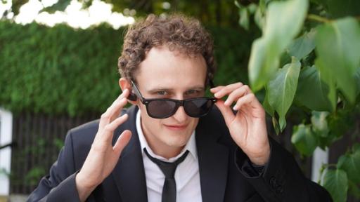 Checker Julian | Rechte: BR/megaherz gmbh Der Agentinnen- und Agenten-Check | Natürlich muss sich auch Checker Julian selbst mal als Geheimagent versuchen.