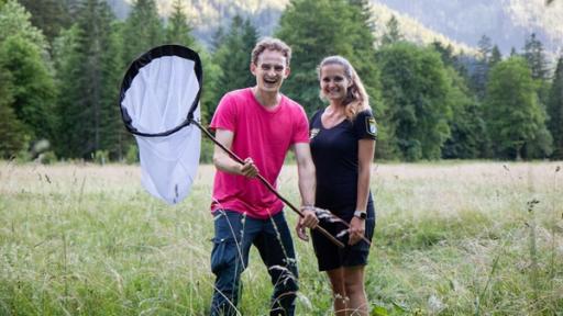 Checker Julian | Rechte: BR | megaherz gmbh | David Birzer Der Rangerinnen-und-Ranger-Check | Julian macht mit Rangerin Sabrina das sogenannte Tagfalter-Monitoring und schaut sich an, welche Schmetterlinge auf der Wiese leben.