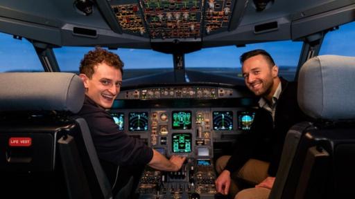 Checker Julian | Rechte: BR / megaherz GmbH Der Flugzeug-Check / Julian auf dem Pilotensitz. Allerdings nur im Simulator. Hier darf der Checker ausprobieren wie schwierig es ist, ein Flugzeug zu steuern.
