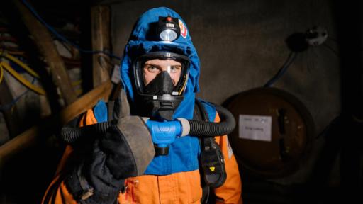Checker Julian | Rechte: BR | megaherz gembh | Hans-Florian Hopfner Der Bergwerk-Check | Julian in spezieller Arbeitskleidung der Grubenwehr.