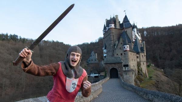 Der Burgen-Check | Checker Julian als Ritter vor der Burg Eltz. | Bild: BR | Rechte: BR