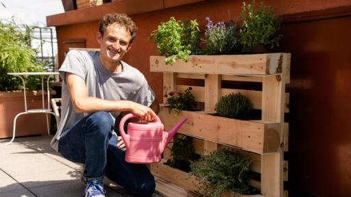 Checker Julian | Rechte: BR | megaherz gmbh Der Garten- und Balkon-Check | Auf seinem Stadtbalkon baut Checker Julian ein platzsparendes Kräuterbeet.