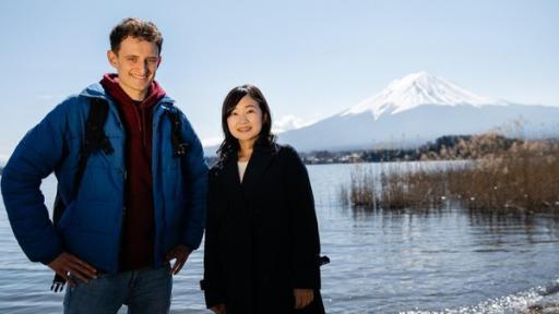 Checker Julian | Rechte: BR/megaherz gmbh/Hans-Florian Hopfner Der Japan-Check / Der Fuji ist der höchste Berg Japans und Julians erste Station. Hier trifft er Haruka, die sich hervorragend in Japan auskennt und zum Glück auch deutsch spricht.