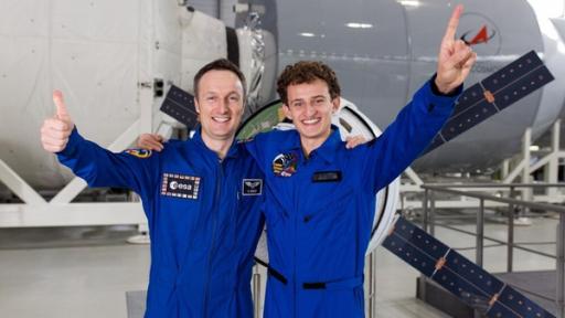 Checker Julian | Rechte: BR | megaherz GmbH | HF Hopfner Der Mond-Check | Julian mit Astronaut Matthias Maurer