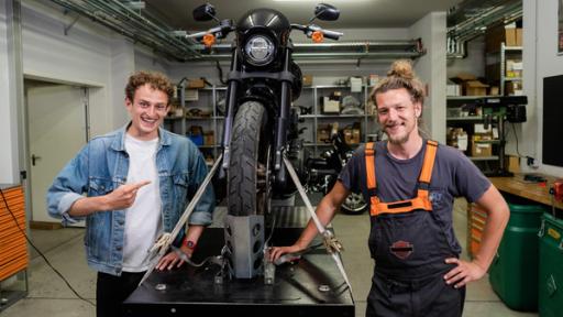 Der Motorrad-Check | Gemeinsam mit Mechaniker Basti checkt Julian wie ein Motorradmotor funktionert.
