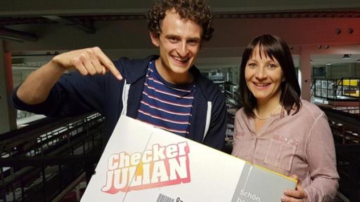 Checker Julian | Rechte: BR / megaherz GmbH Der Paket-Check / Julian gemeinsam mit Paket-Expertin Andrea beim BAUR Versand in Altenkunstadt