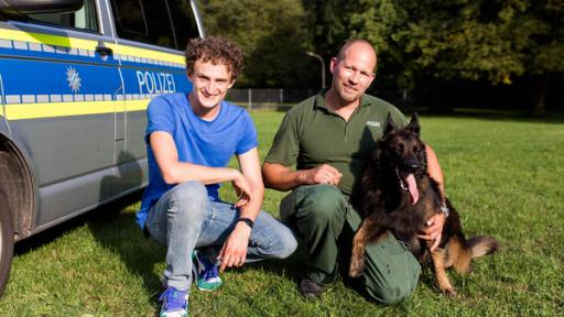 Der Polizei-Check / Julian mit Polizeihund Tiger und dem Hundeführer Manu