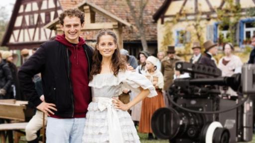 Der Schauspiel-Check | Rechte: BR | Megaherz Film- und Fernsehen GmbH Der Schauspiel-Check | Julian am Set von "Der starke Hans" mit der Schauspielerin Bianca Nawrath | Bild: BR | Megaherz Film- und Fernsehen GmbH