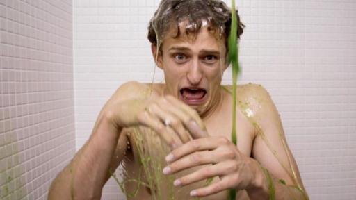 Der Schleim-Check | Checker Julian unter der Schleimdusche