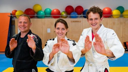Checker Julian | Rechte: BR | megaherz gmbh | Hans-Florian Hopfner Der Selbst-Verteidigungs-Check | Sophia und Frank haben beide einen schwarzen Gürtel in Ju Jutsu. Sie zeigen Julian viele coole Tricks zur Selbstverteidigung.