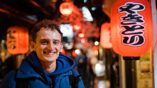 Checker Julian | Rechte: BR/megaherz gmbh/Hans-Florian Hopfner Der Tokio-Check / Bei Nacht ist Tokio ganz besonders bunt. Julian ist auf Entdeckungstour!