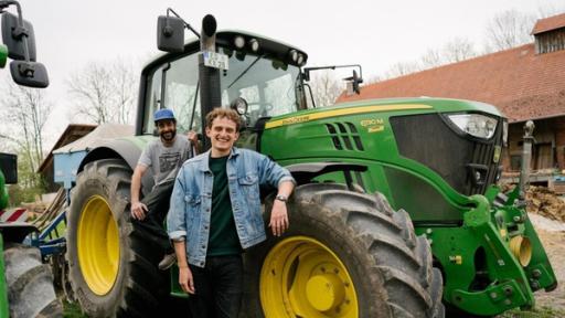 Checker Julian | Rechte: BR | megaherz film- und fernsehen gmbh Der Traktor-Check | Checker Julian bei Gemüsebauer Mogli.