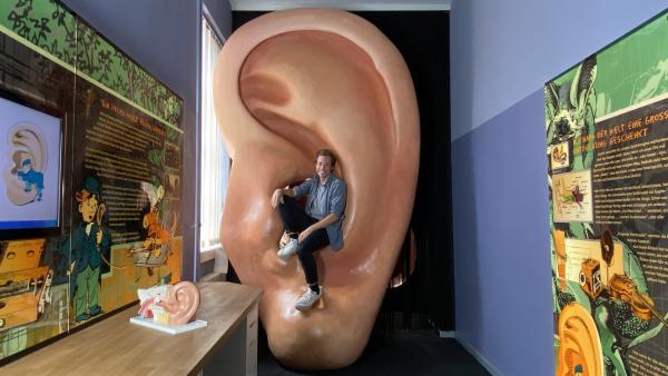 In einem begehbaren Ohr findet Tobi heraus, wie unser Gehör funktioniert. | Rechte: BR/megaherz gmbh