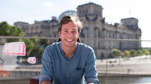 Checker Tobi EXTRA | Rechte: BR | megaherz gmbh | Hans-Florian Hopfner Warum Wählen wichtig ist | WähleTobi baut seine Checker-Bude diesmal in Berlin vor dem Bundestag auf.