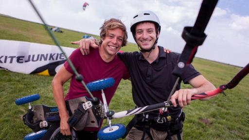 Checker Tobi | Rechte: BR/megaherz gmbh/Hans-Florian Hopfner Der Wind-Check / Checker Tobi (links) mit Kite-Landboarder Yannick.
