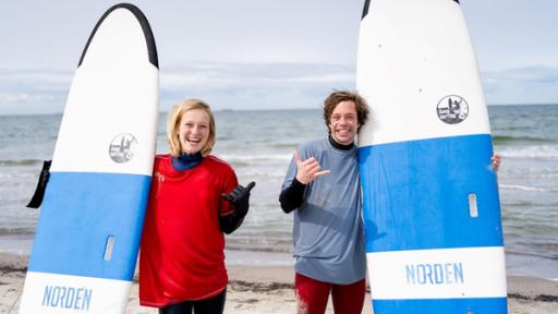 Der Wellen-Check / Wie der Checker eine perfekte Welle reitet, das zeigt ihm Surflehrerin Fiona am Meer. 