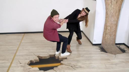 Der Trick- und Schummel-Check | Tobi mit Künstlerin Fredda. Gemeinsam haben sie ein tolles Trick-Kunstwerk erschaffen.