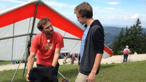Der Drachen-Check / Reporter Tobi will mit Christian Zehetmair, dem deutschen Meister im Drachenfliegen heute hoch hinaus...