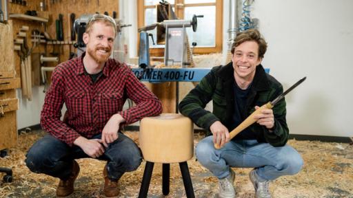 Der Holz-Check / Tobi (rechts) drechselt mit Holzkünstler Franz einen Hocker für seinen Kameramann.
